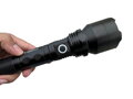 Nabíjateľná LED baterka s vysokým výkonom, šošovkou a nastaviteľným ZOOMOM P90